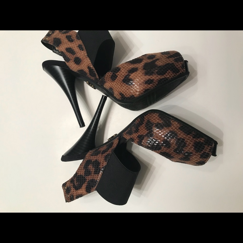 Simply Vera Wang Leopard Heeled Sandals - Picture 6 of 8